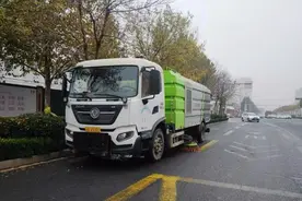 城市精细化管理看高新！雨天巡查不停歇，打好清理落叶“保洁战”图片