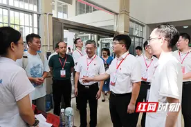 湖南科技学院：校领导入迎新现场看望2024级新生图片