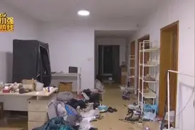 男子赠书给大学生，结果屋子被大妈搬空！图片