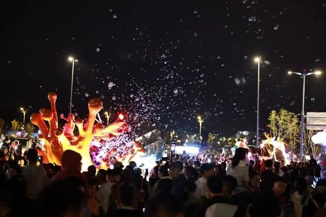 花车+烟花！心跳加速的名场面，今晚继续！