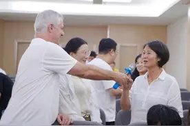 55岁零基础抢第一排，80位老板聚一起不谈生意跟着外教学英语图片