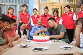 76年党龄、28枚弹片、5级残疾军人，泗洪老兵马玉成“八一”前迎来百岁生日图片