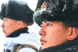 游客以为纹丝不动的他们是“仿真人”，敬礼那一刻让人泪目……图片
