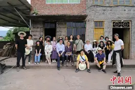 （中国新貌）专访北大教授向勇：在乡间与心间种花图片