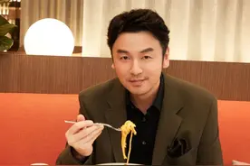 雷佳音回母校上戏开学典礼发言：在大学好好谈场恋爱，我媳妇就是同班同学图片