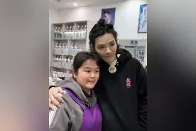 向太远程坐镇，超6000万网友围观晓华给“向朵花”理发图片