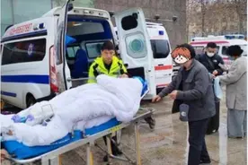 路面结冰司机腿软不敢开 西安民警帮着开过结冰路段图片