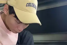 90后独臂单亲爸爸摆摊卖炒粉：地震失去双手，不想通过直播“卖惨”图片