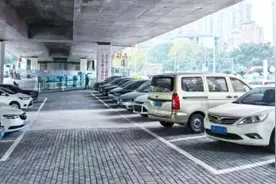 6元自助洗车，300元月租停车！桥下闲置地变超级便民停车场图片
