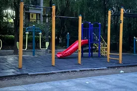 初中体育考引体向上，找单双杠却有点难！能否多装点儿？图片