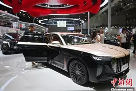 长春汽博会：新老红旗车同台“讲述”中国汽车工业发展图片