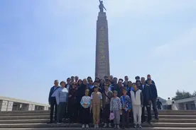 铁道游击队队员后人参观铁道游击队党性教育基地图片