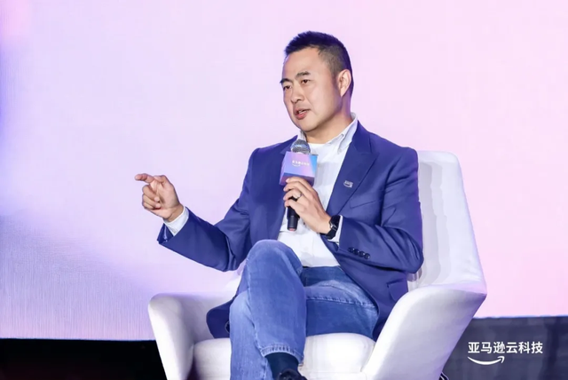 张鹏对谈朱啸虎、储瑞松、傅盛：Agentic AI 时代，不要什么东西都自己闷头做