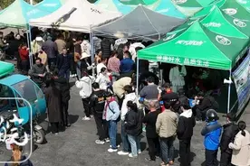 “我们付了钱想扔就扔”，“10元管饱”盒饭姐回怼：“你一辈子都不要来！”图片