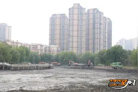 荆襄内河清淤 治理水域生态图片