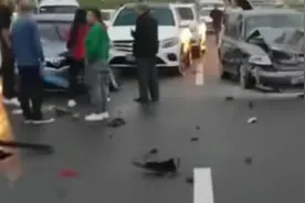 四川一高速多车连环相撞，目击者称有车前盖撞毁！现通行正常图片