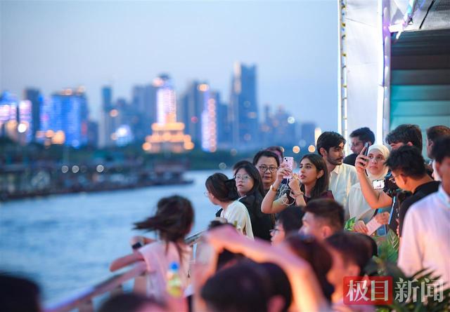 南亚青年夜游长江，“武汉很美，回去向朋友们推荐”