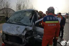 潍有正能量丨两车相撞，一人被困，潍坊青州消防开展紧急救援图片