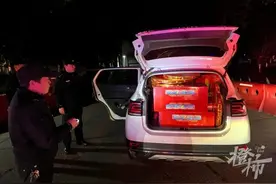 不要命了？男子开车回杭被交警拦下，车厢密密麻麻堆满……图片