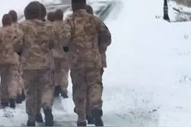 兵哥哥们一定是我们来漠河见到的最美风景线 哈哈一群女人看到一群兵哥哥们这激动的心情…图片