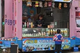 可爱的乡村——大山里的小商店图片