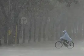 北京发布暴雨红警：市民非必要不外出，非必要不要求到岗上班图片