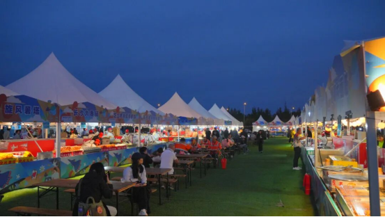 夜幕乐章：街头音乐会奏响幸福旋律