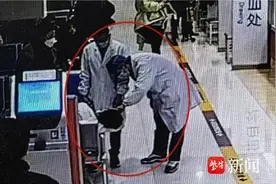 男孩抽血后晕倒，医生纵身一跃翻窗口施救图片