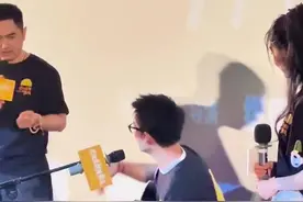 30秒｜《欢迎来到我身边》成都路演 于适深情弹唱这谁顶得住？图片