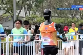 我与机器人一起跑半马：用脚步丈量科技与肉身的共鸣|新京报快评图片