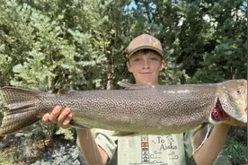 美国13岁男孩钓到5.8公斤虎鳟鱼 打破怀俄明州捕捞纪录图片