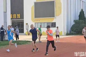 青岛有个高龄“跑男团”，平均年龄超60岁，来自全国各地图片