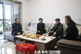 三都自治县四家班子主要领导率队开展春节走访慰问离退休干部及离休干部遗孀活动图片