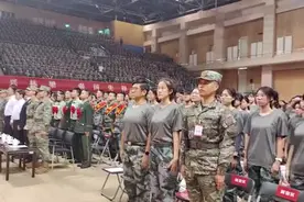 气势磅礴！人大新生齐唱《强军战歌》图片