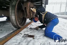阜阳车辆“大夫”“雪”战60小时 检车3.5万余辆图片