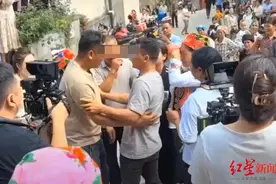 男子失踪29年后回家认亲，姑姑内疚没看好他：“都怪我，不该把你一人留家里”图片