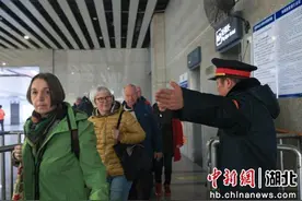 外籍游客乘高铁“打卡”三峡风光图片