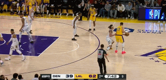 闲庭信步！东契奇弧顶接队友传球迅速出手 球进灯亮压个哨！图片