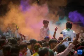 尼泊尔庆祝洒红节图片