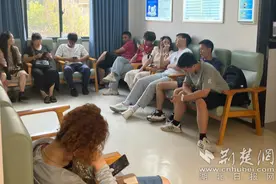 30岁女教师近视高达800度，分不清学生样貌，职业生涯受阻图片