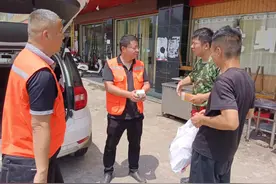 高温下的坚守！华容血防人全力排查涉水人员图片