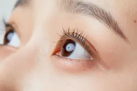 角膜损伤，螨虫蠕动，还有人秃了……火爆的“美睫”隐患多，注意避坑！图片