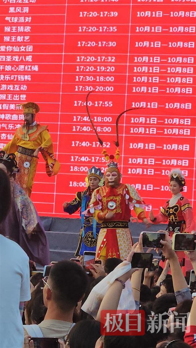 万人涌入长春动植物园看“雪饼猴”：家长肩头长满孩子，还有人爬树也要看