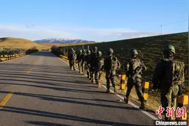 高海拔 跨昼夜 青海武警开展高原砺剑实战化演练图片