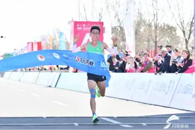 组图｜中国选手洪跃摘得2024荣成马拉松全程男子组冠军 一起来看沿途精彩瞬间图片