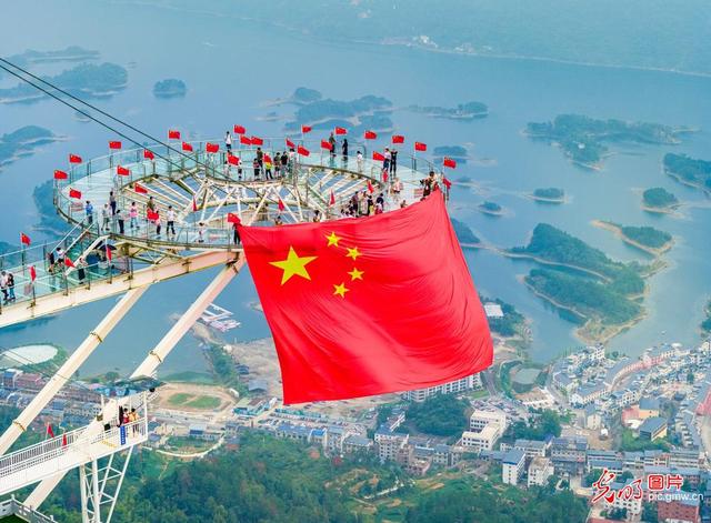 双节同庆引爆出游热潮 全国景点再现“人从众”