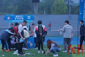 机器狗、飞行器、AI竞技……中学科技节青少年“玩转科学”图片