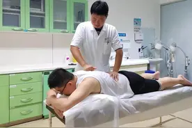 最美医生！男子列车上突发腰痛，他紧急施针让患者“挺”到医院图片