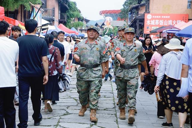 六盘水： “迷彩绿”守护“火把红”