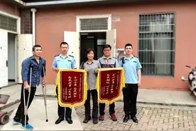 市民为照顾残疾侄儿占道摆摊，光谷一街道柔性管理帮其找到合规经营点图片